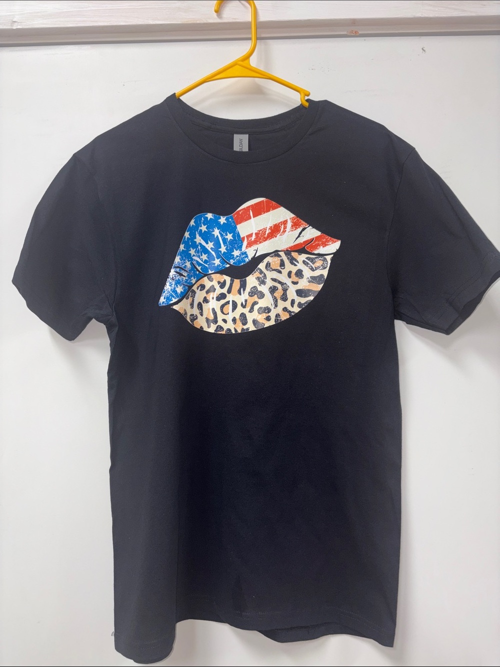 Gildan Black Short Sleeve Tee with American Flag & Leopard Lip Graphic